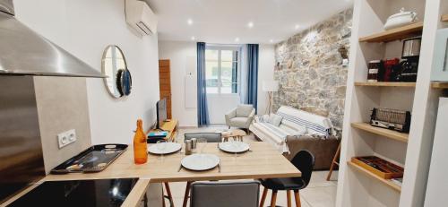 une cuisine et un salon avec une table et des chaises dans l'établissement Superbe appartement en plein coeur d'Ajaccio, à Ajaccio