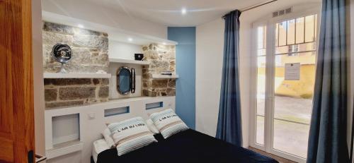 une chambre avec un lit et une fenêtre dans une pièce dans l'établissement Superbe appartement en plein coeur d'Ajaccio, à Ajaccio
