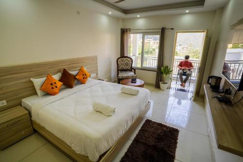 Ein Sitzbereich in der Unterkunft Hide-In Rishikesh, Laxman Jhula