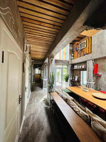 Sweet Home Art Boutique في شيمكنت: غرفة كبيرة بها طاولة طويلة ومنضدة