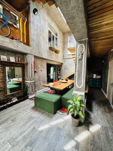 Sweet Home Art Boutique في شيمكنت: غرفة معيشة كبيرة مع طاولة و sidx sidx