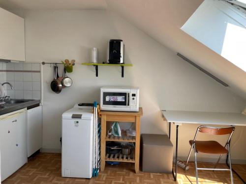 Kuchyň nebo kuchyňský kout v ubytování Charmant Studio à Vauréal