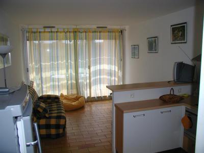 un salon avec une cuisine et une fenêtre dans l'établissement Studio de vacances bandol 4 places, à Bandol