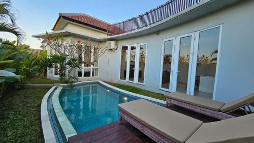 une villa avec piscine et une maison dans l'établissement Araya Luxe Villa, à Munggu