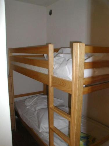 - un lit superposé en bois avec des draps blancs dans l'établissement Studio de vacances bandol 4 places, à Bandol