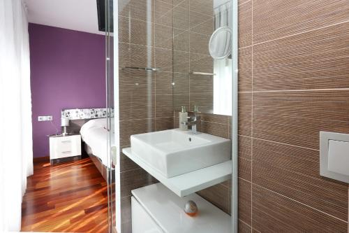 een badkamer met een witte wastafel en een spiegel bij AT014 A pocos metros de la playa, equipamiento completo, piscina comunitaria in Torredembarra