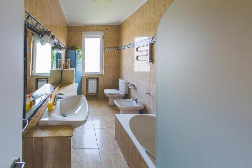 a bathroom with two sinks and a tub and two toilets at El Pez Escorpion in Salinas