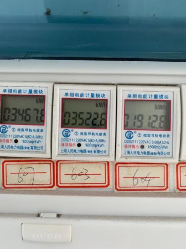 シアヌークビルにあるhs酒店の異なる数字が書かれた時計のグループ