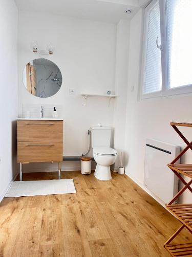 une salle de bain avec toilettes, lavabo et miroir dans l'établissement La belle Iris, à Longueau