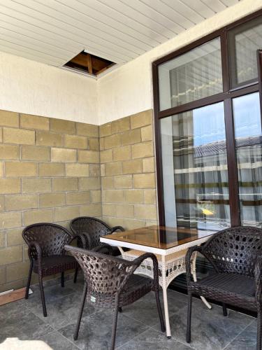 a patio with a table and chairs and a window at Palm beach 10 in Chok-Tal