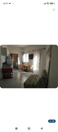 une chambre avec un lit et un salon dans l'établissement Charmant appartement 4 personnes près de la mer, à Argelès-sur-Mer