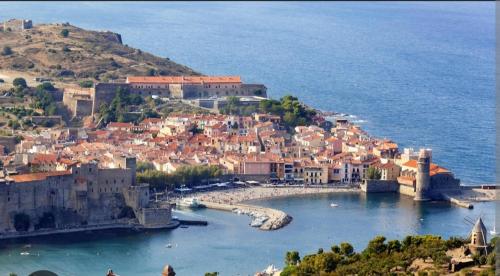 - une vue sur une ville située sur une colline à côté de l'eau dans l'établissement Charmant appartement 4 personnes près de la mer, à Argelès-sur-Mer