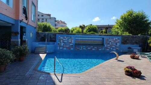basen w środku budynku w obiekcie Apartamentos Dunamar w mieście Noalla