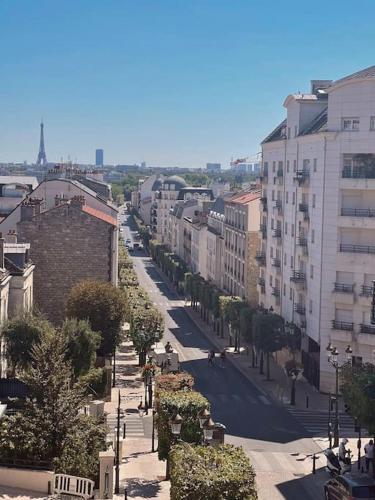 une vue d'une rue de la ville avec des bâtiments dans l'établissement Superbe 51m2 RDC proche Défense, à Puteaux