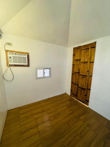 an empty room with a window and a door at Villa Del Cascel in Bulala