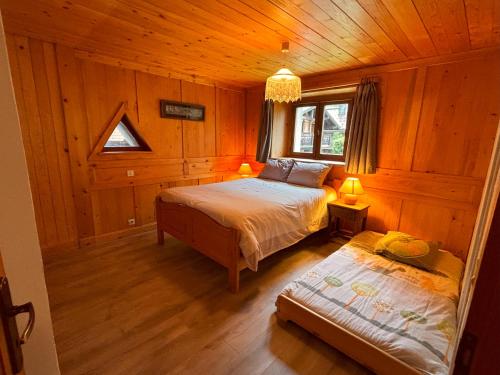 une chambre avec un lit et une fenêtre dans une pièce dans l'établissement Appartement Chamonix, à Chamonix-Mont-Blanc