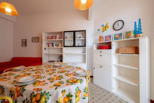 a room with a table with plates on it at Casa Vista Mare e Parcheggio in Marotta