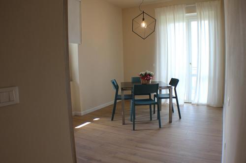 a dining room table and chairs in a room at Da Arturo e Maruca suites con 2 camere in Vellano