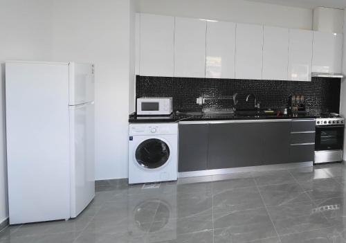 a kitchen with a washing machine and a microwave at Chouf View Residence in Baddah