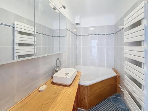 une salle de bain avec une baignoire et un lavabo dans l'établissement Le Face Mer, à Boulogne-sur-Mer
