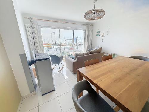 un salon avec une table et un canapé dans l'établissement Le Face Mer, à Boulogne-sur-Mer