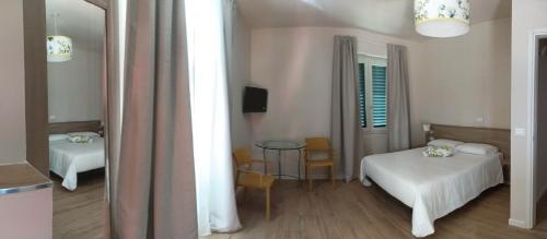 a hotel room with two beds and a mirror at Da Arturo e Maruca suites con 2 camere in Vellano