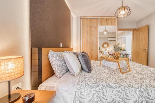 เตียงในห้องที่ Athens Riviera, seaview, beachfront, Lux Apartment on Starbucks building