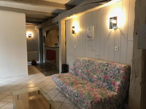 un salon avec un canapé et une table dans l'établissement Aux Berges du Doubs, à Ougney-Douvot