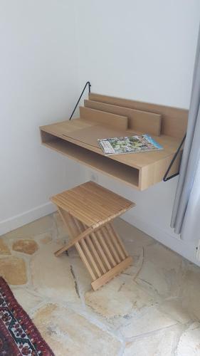 a wooden desk with a book shelf next to a floor at L'Embellie in Quintin