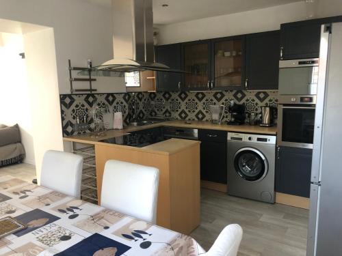 une cuisine avec un évier et une cuisinière four supérieur dans l'établissement maison typique bassin d'Arcachon, au Teich