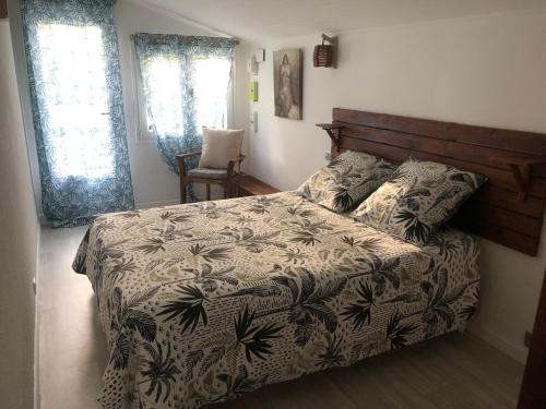 une chambre avec un lit avec une couette noire et blanche dans l'établissement maison typique bassin d'Arcachon, au Teich