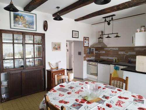 Kuchyň nebo kuchyňský kout v ubytování Gîte Le Coeurdonnier