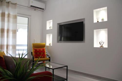 Μια τηλεόραση ή/και κέντρο ψυχαγωγίας στο Cozy 2BD Apartment in Thissio-Acropolis