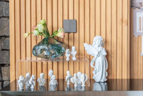 a shelf with a vase and figurines on a table at 夕下青野民宿 The Setting Sun in Qiantan