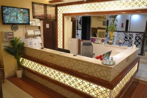 a lobby with a reception counter with a mirror at دار السلام للشقق المخدومة الجوف دومة الجندل in Dawmat al Jandal