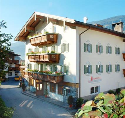 un edificio con balcones al lado de una calle en Gasthof Neumeister, en Stumm