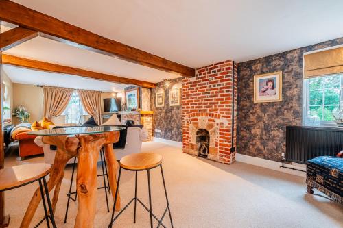 Gallery image of Entire Thatched Cottage in New Forest with Garden in Cadnam