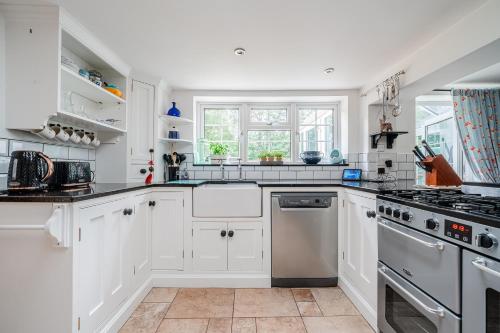 Gallery image of Entire Thatched Cottage in New Forest with Garden in Cadnam