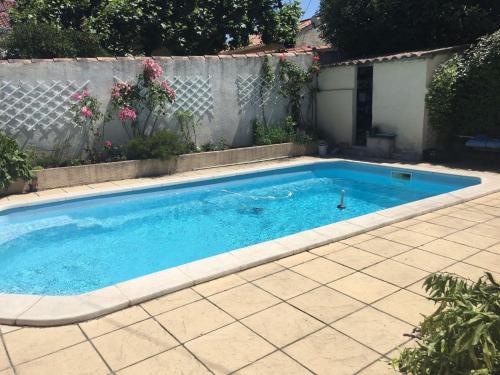Maison avec piscine en ville