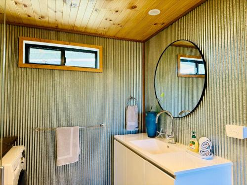 Bilik mandi di GORGE Chocolates Tiny House