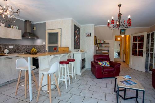 Il comprend une cuisine et un salon avec un canapé rouge. dans l'établissement La Mouette, à Pornic