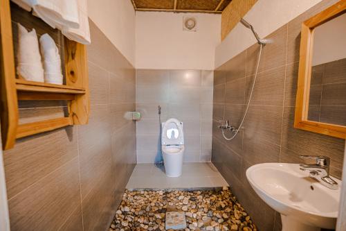 a bathroom with a toilet and a sink at Healing Homestay Sapa in Sa Pa