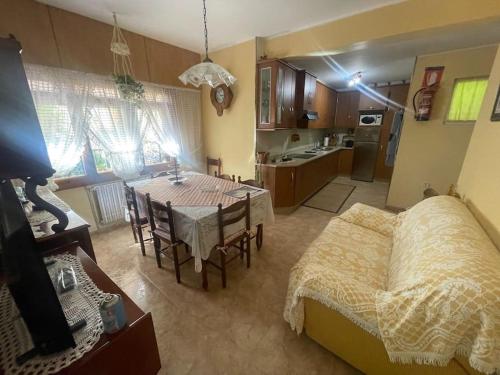 a room with a dining room table and a kitchen at Casa en Costa da Morte,Casa Añón in Neaño