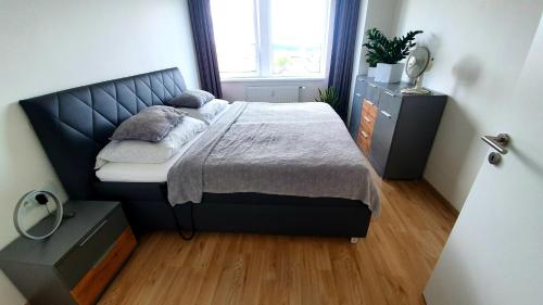 En eller flere senge i et værelse på LUXURY APARTMENT VBLOKU