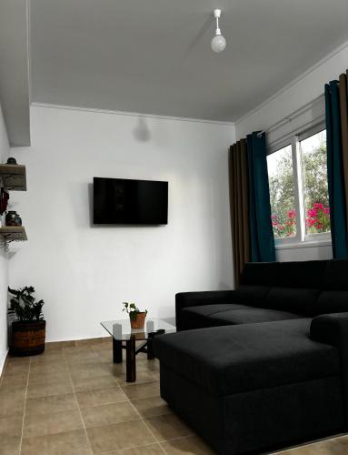 Televisyen dan/atau pusat hiburan di Stella's Olive Tree House