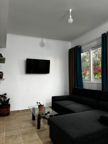 Televisyen dan/atau pusat hiburan di Stella's Olive Tree House