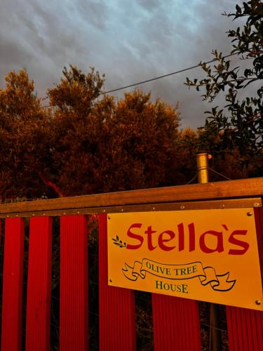 Sijil, anugerah, tanda atau dokumen lain yang dipamerkan di Stella's Olive Tree House