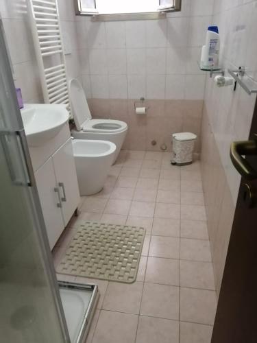 梅斯特Stay Venice Station的带马桶和水槽的小浴室