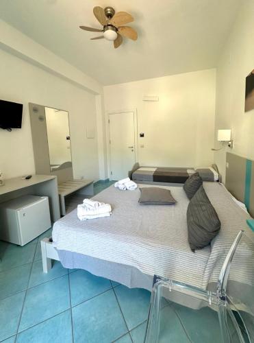 TV a/nebo společenská místnost v ubytování Belvedere Hotel-B&B