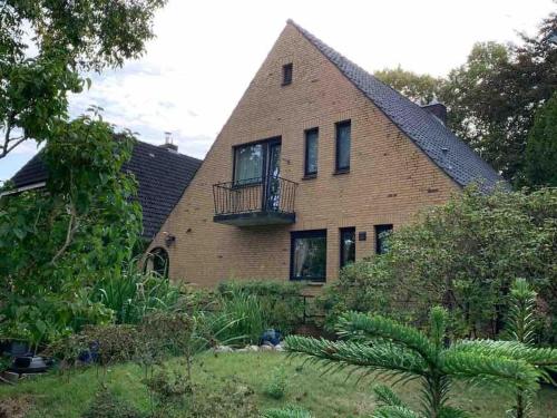 een bakstenen huis met een balkon ernaast bij Entire home close to Hamburg, train&airport nearby in Norderstedt